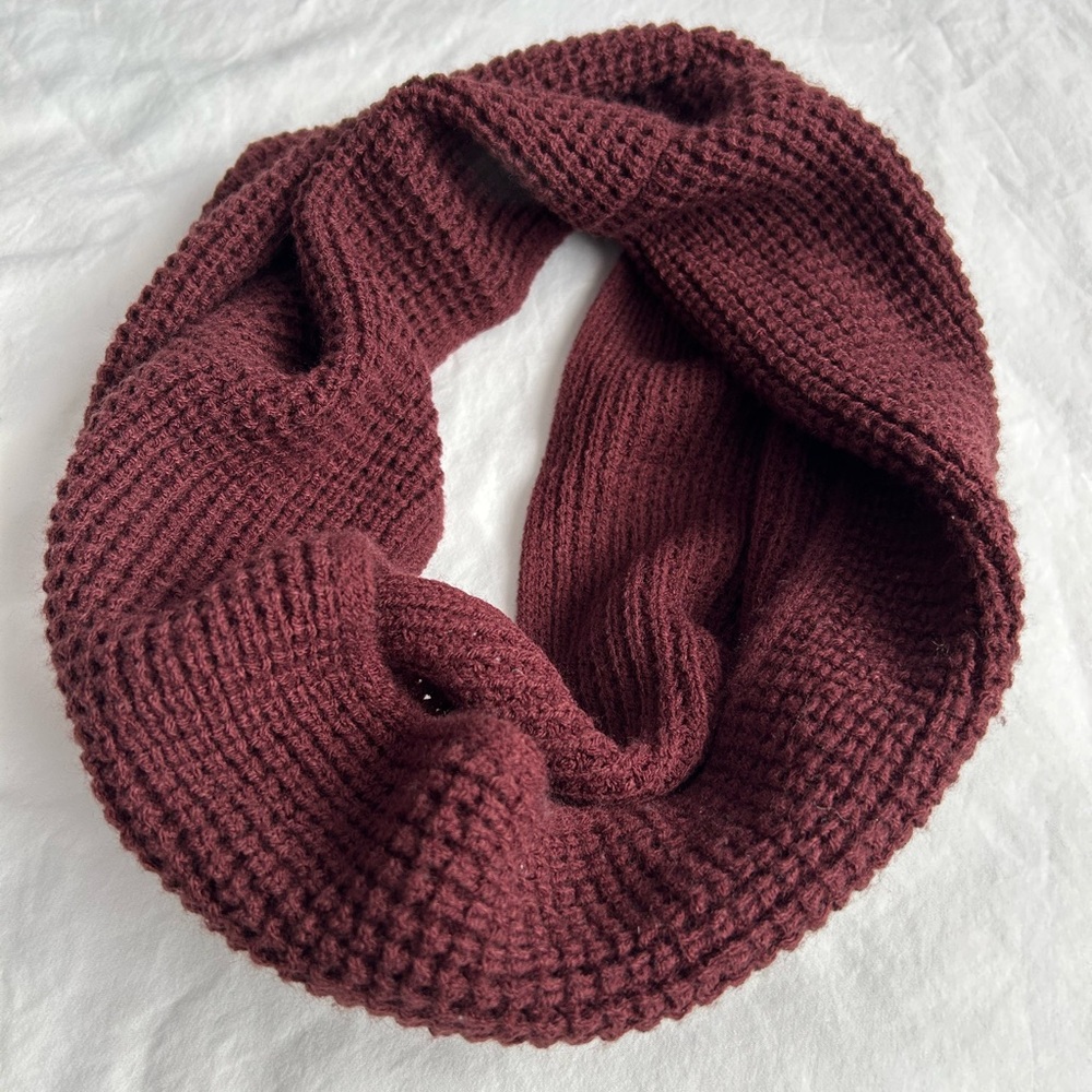 Aritzia TNA Knit Circle/Infinity Scarf, Neck Warmer - Burgundy, Dark Red